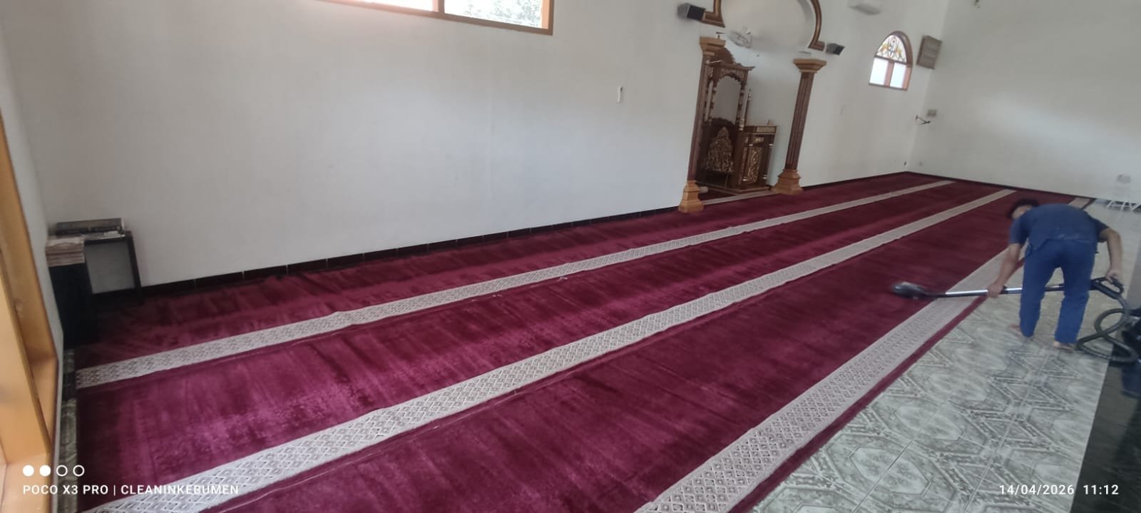 Tim Cleanin Kebumen membersihkan karpet